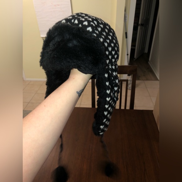 Kids Black & White Heart Pattern Winter Tapper Hat - Picture 4 of 5
